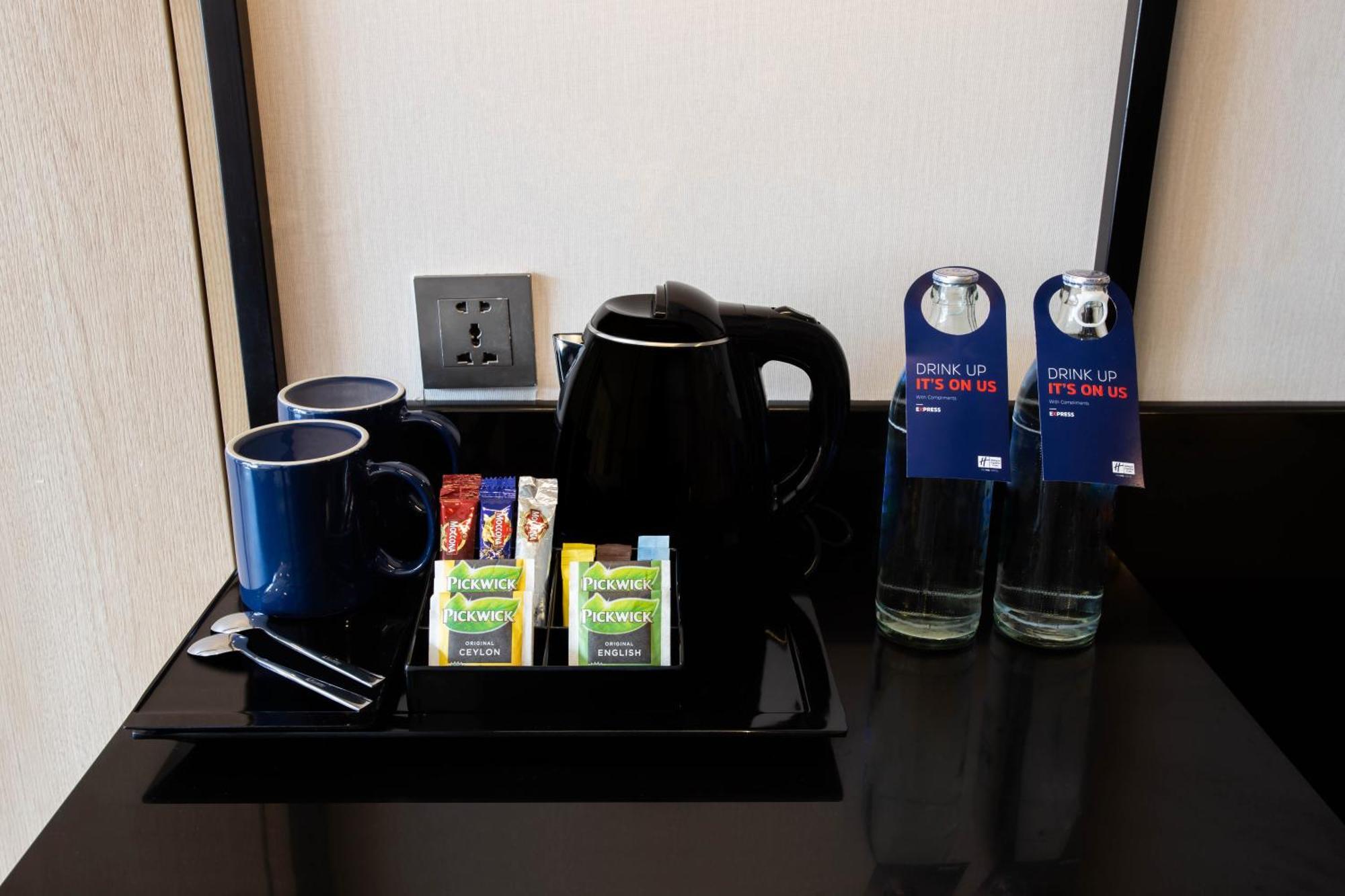 Holiday Inn Express & Suites Bangkok Central Pier By Ihg Bagian luar foto