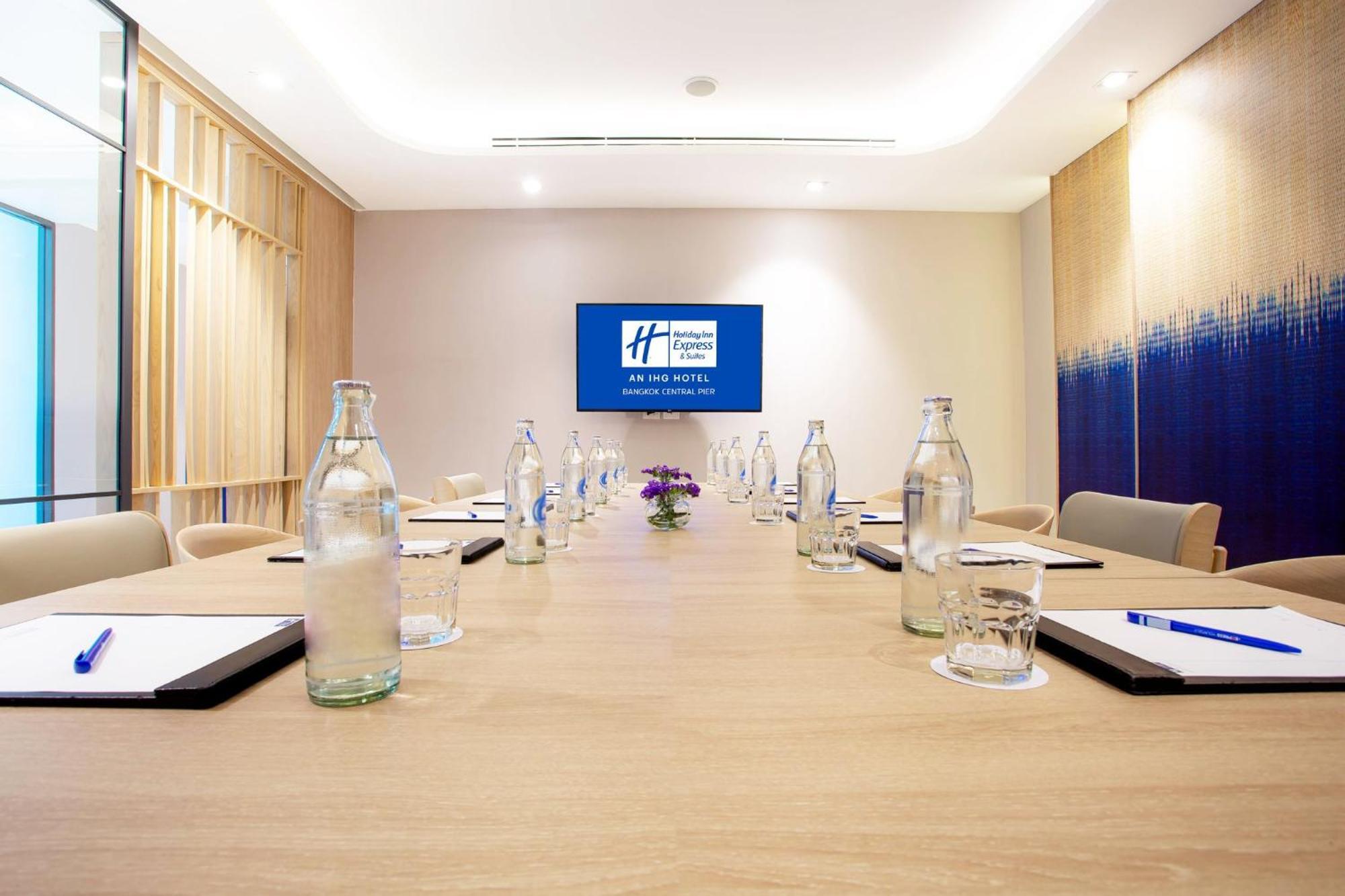 Holiday Inn Express & Suites Bangkok Central Pier By Ihg Bagian luar foto