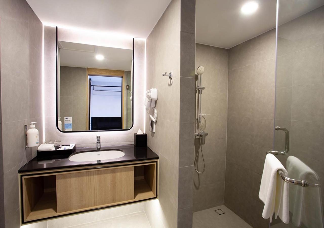 Holiday Inn Express & Suites Bangkok Central Pier By Ihg Bagian luar foto