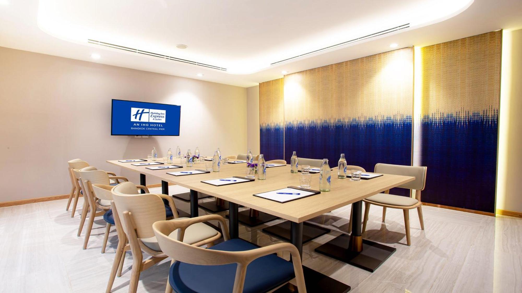 Holiday Inn Express & Suites Bangkok Central Pier By Ihg Bagian luar foto