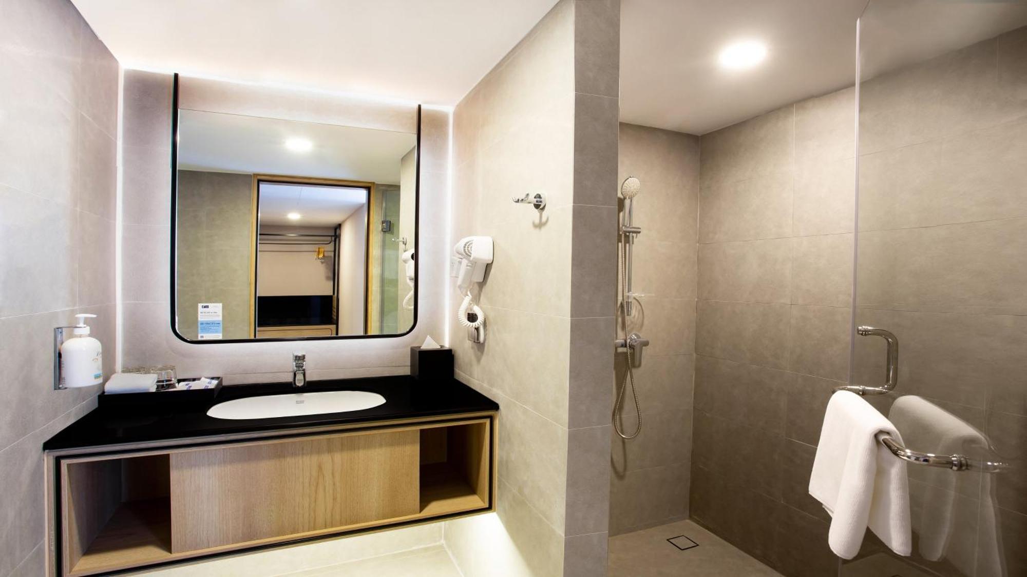 Holiday Inn Express & Suites Bangkok Central Pier By Ihg Bagian luar foto