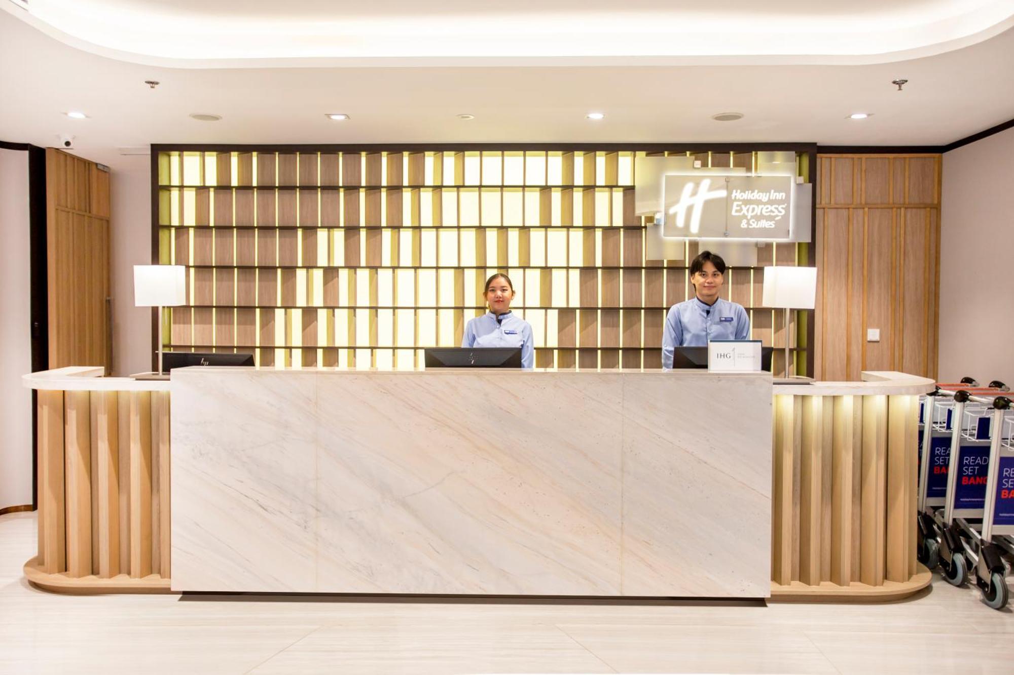 Holiday Inn Express & Suites Bangkok Central Pier By Ihg Bagian luar foto